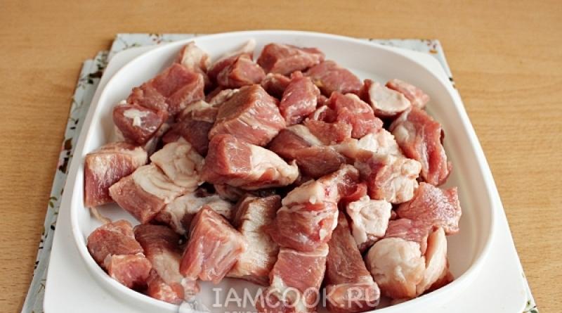 Riz à la viande dans des pots au four