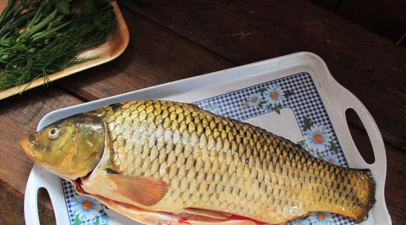 How to bake delicious carp in the oven in an original way?
