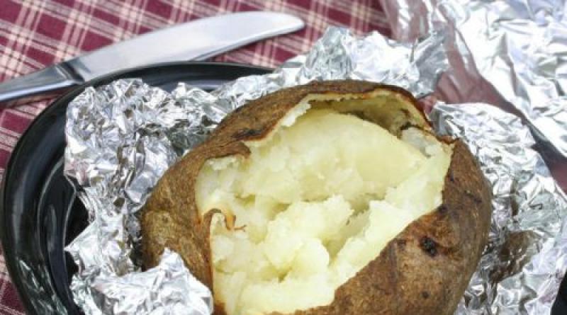 How to bake potatoes over a fire